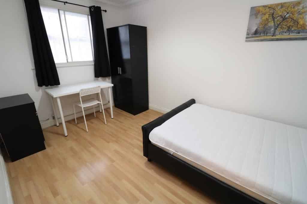 Decent Double Bedroom Close To The University Of East London, London - London, England, United Kingdom - 5 Bedroom 1 Bathroom Apartment - 3 - Bedroom