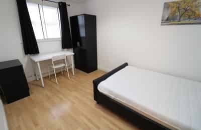 Decent Double Bedroom Close To The University Of East London, London - London, England, United Kingdom - 5 Bedroom 1 Bathroom Apartment - 3 - Bedroom