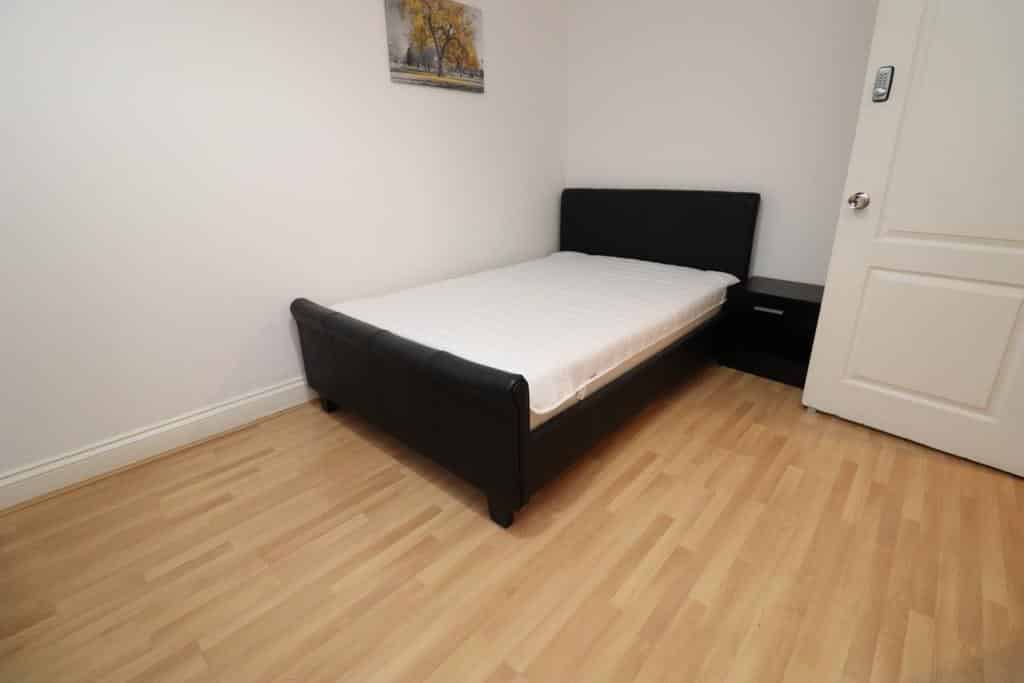 Decent Double Bedroom Close To The University Of East London, London - London, England, United Kingdom - 5 Bedroom 1 Bathroom Apartment - 3 - Bedroom