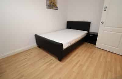 Decent Double Bedroom Close To The University Of East London, London - London, England, United Kingdom - 5 Bedroom 1 Bathroom Apartment - 3 - Bedroom