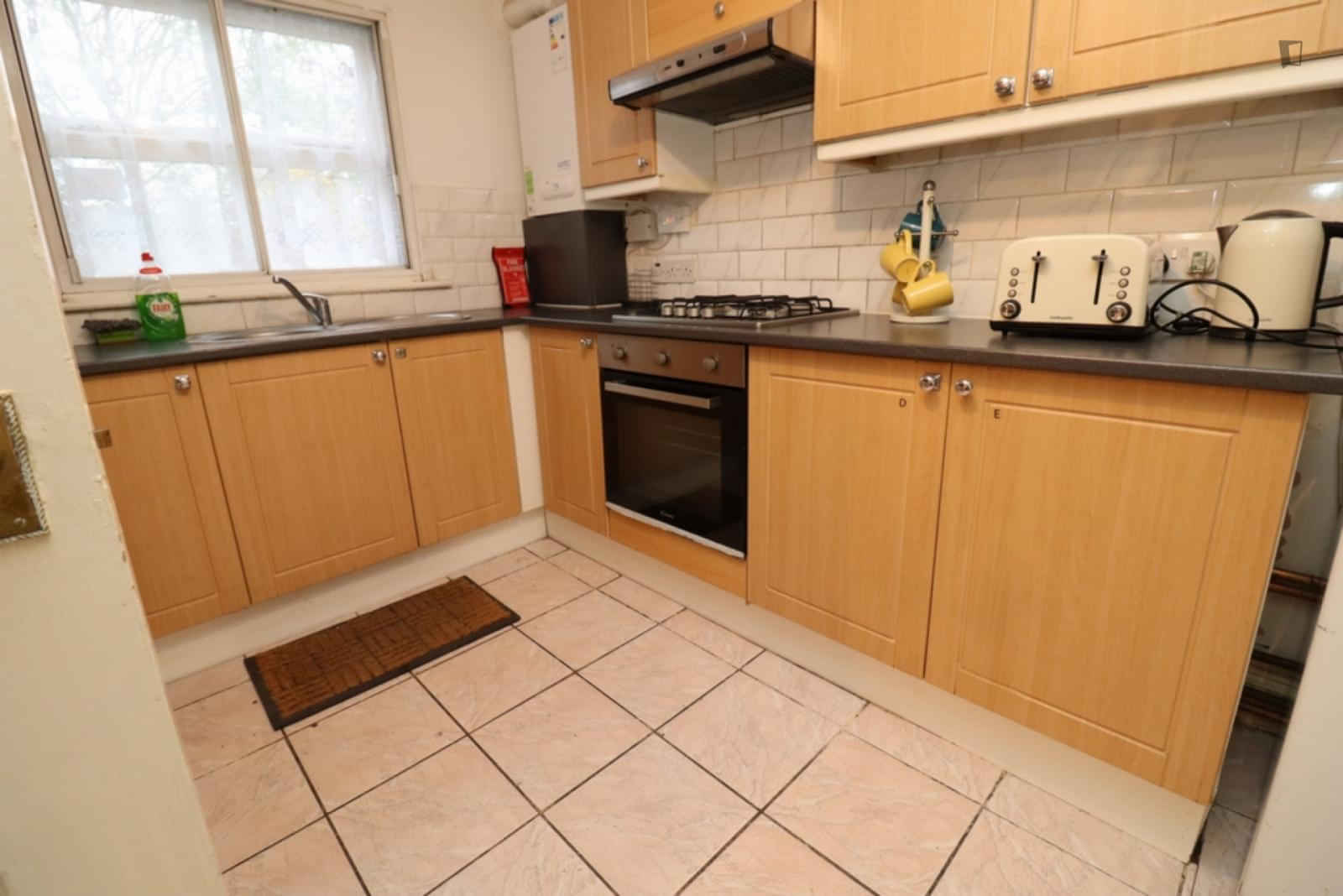 Decent Double Bedroom Close To The University Of East London, London - London, England, United Kingdom - 5 Bedroom 1 Bathroom Apartment - 1 - Kitchen