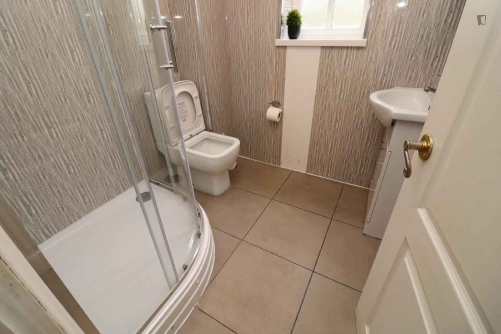 5 Bedroom 1 Bathroom Apartment - 1 - Kitchen?w=400&h=260&fit=crop&q=40&auto=format&trim=auto