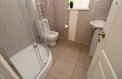 5 Bedroom 1 Bathroom Apartment - 3 - Bedroom?w=400&h=260&fit=crop&q=40&auto=format&trim=auto