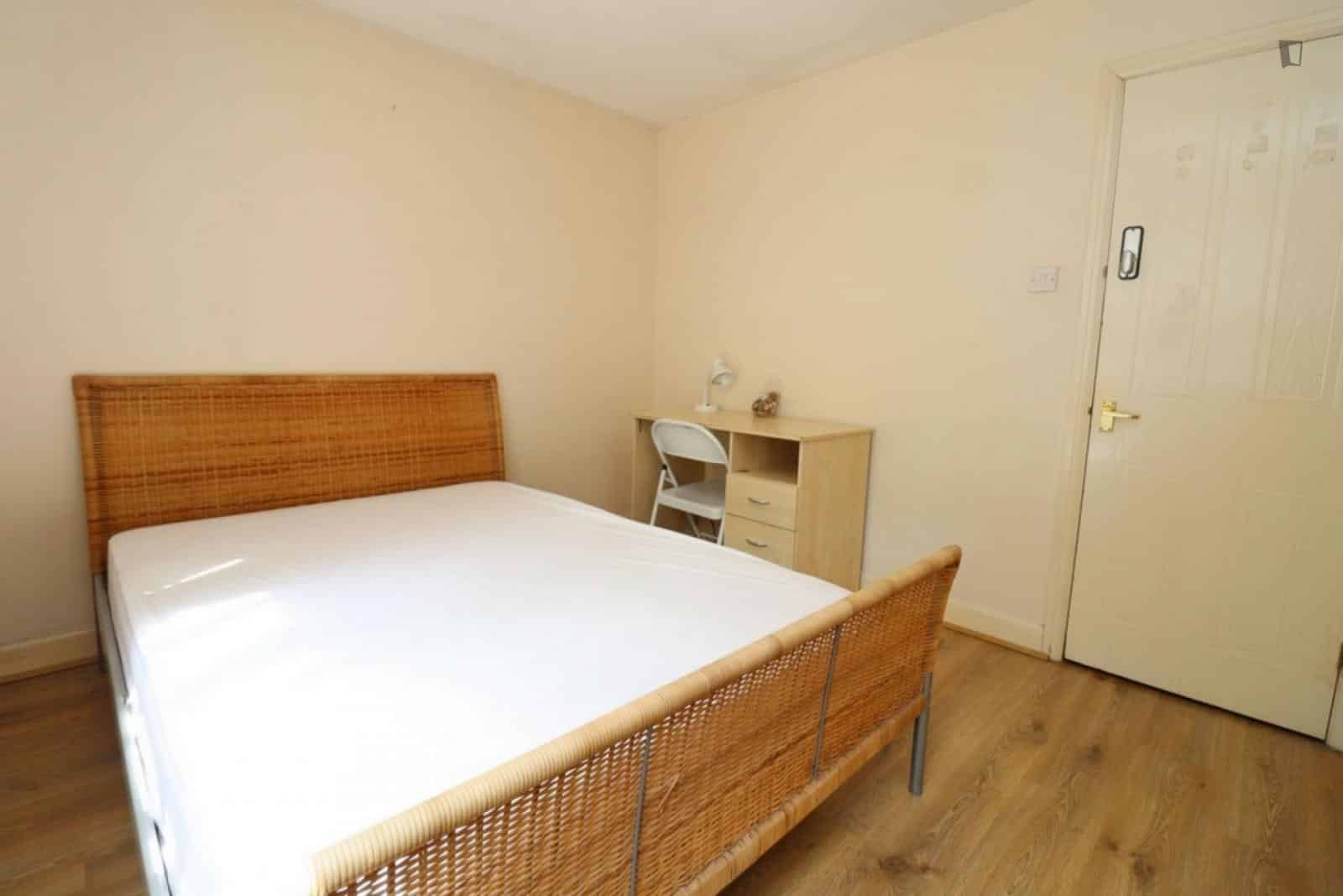 3 Bed - 1 Bath - Bathroom?w=400&h=260&fit=crop&q=40&auto=format&trim=auto