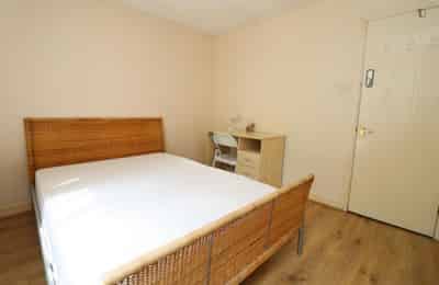 3 Bed - 1 Bath - Bathroom?w=400&h=260&fit=crop&q=40&auto=format&trim=auto