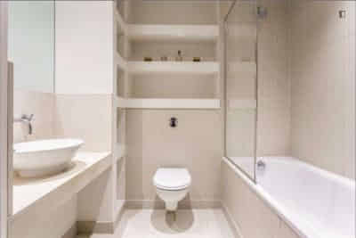 Exterior?w=400&h=260&fit=crop&q=40&auto=format&trim=auto