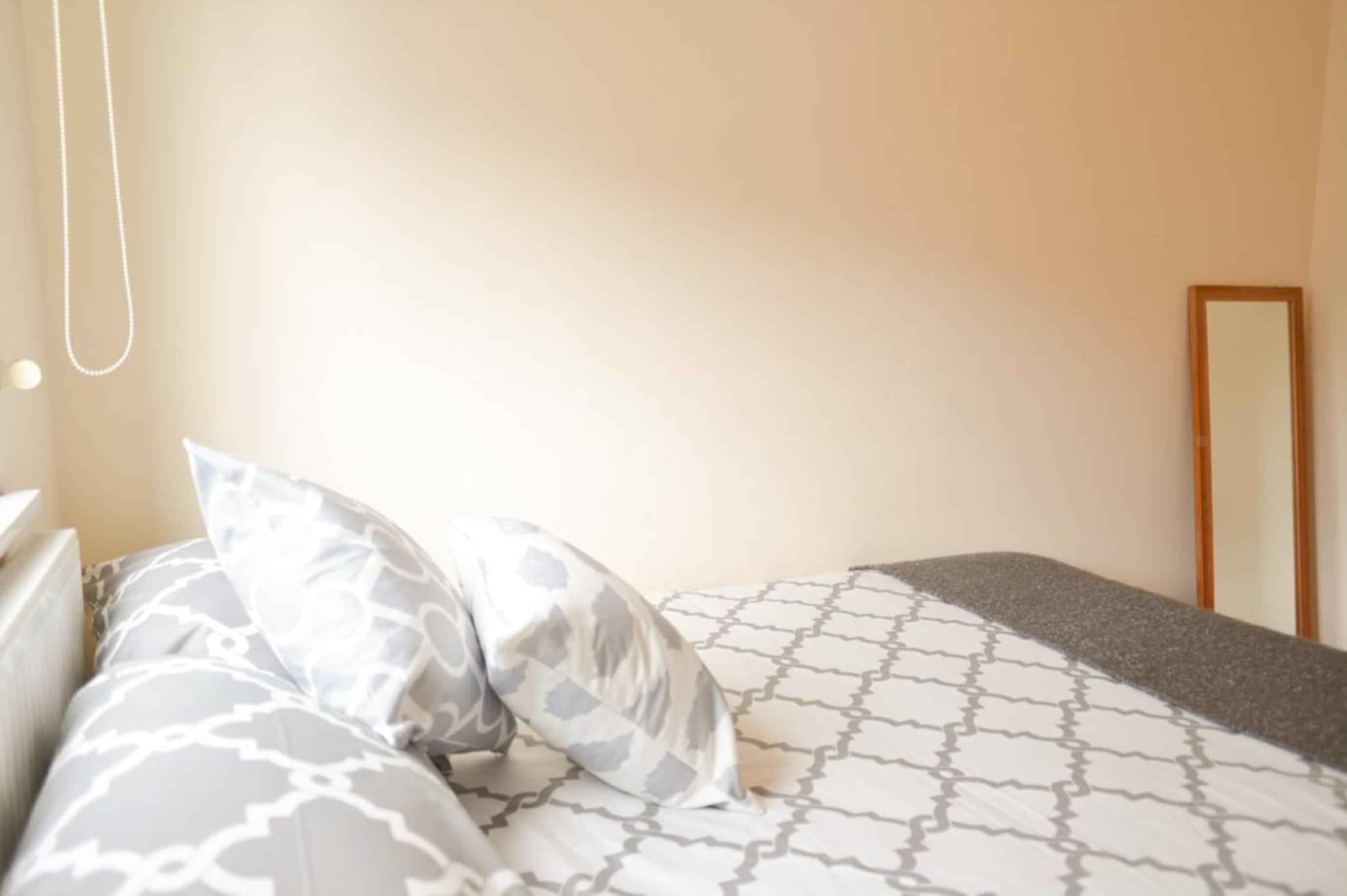 5 Bedroom 1 Bathroom - Amenities?w=400&h=260&fit=crop&q=40&auto=format&trim=auto