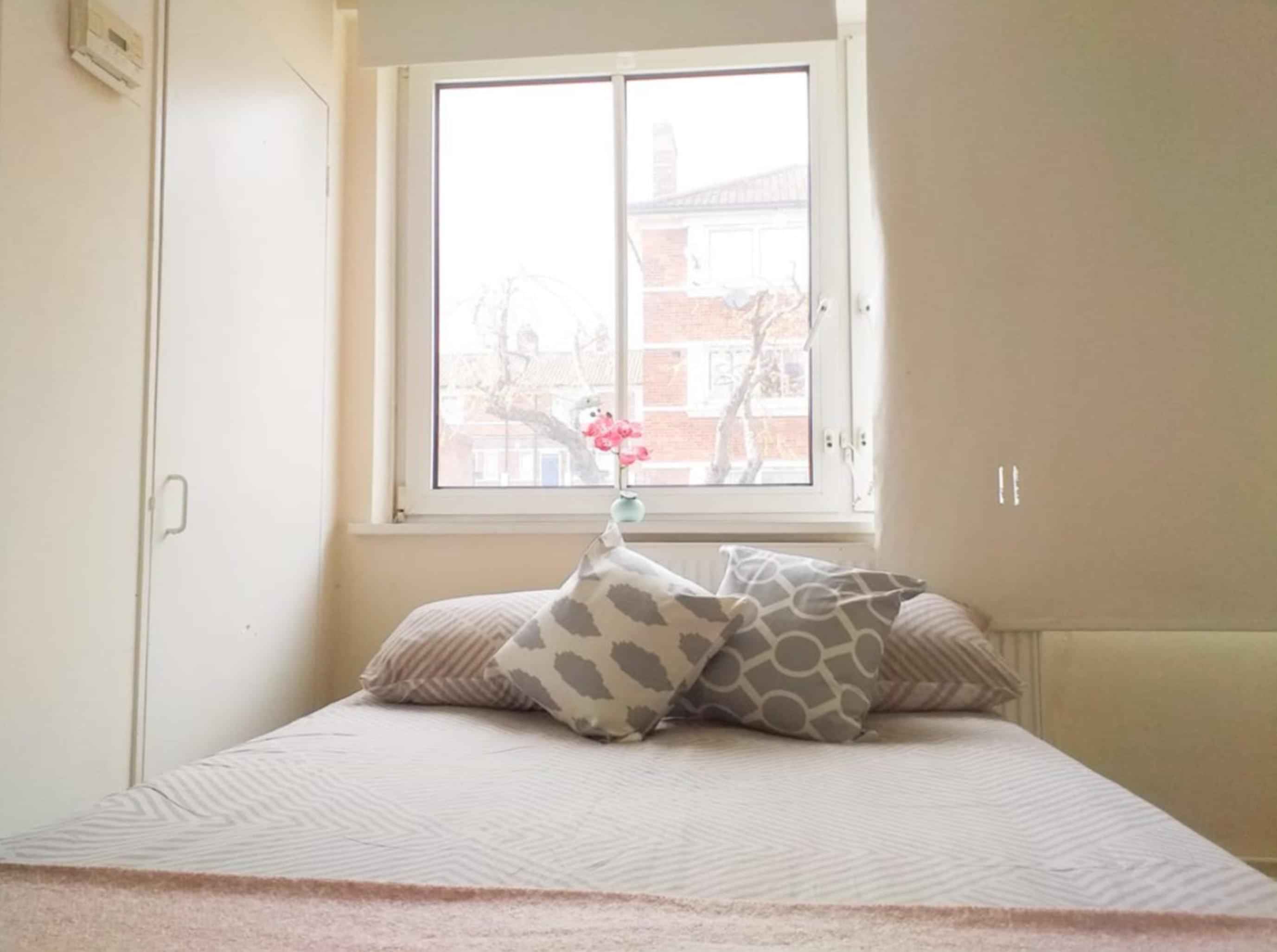 Great Double Bedroom In Bermondsey, London - London, England, United Kingdom - 5 Bedroom 1 Bathroom - Bedroom