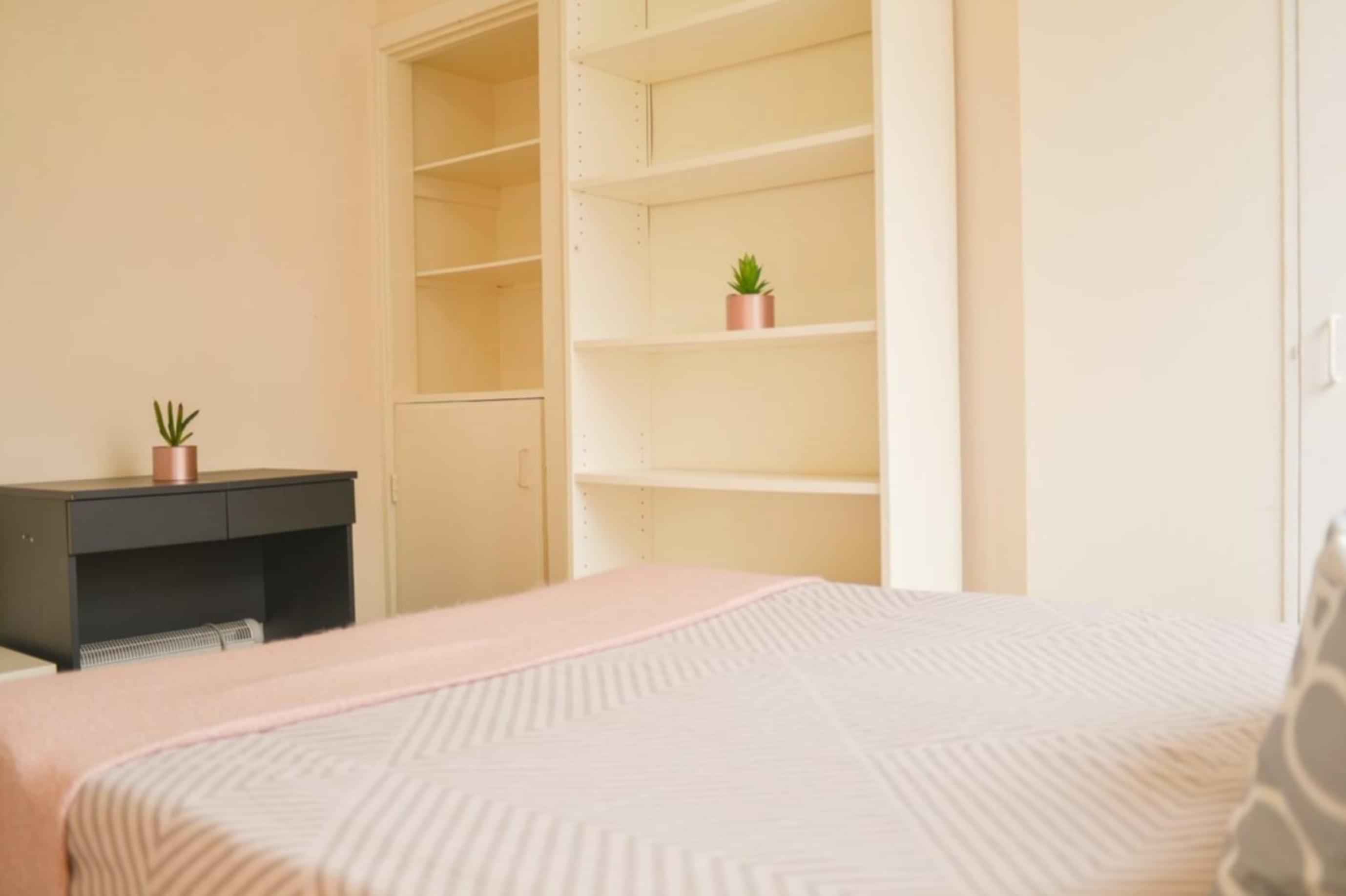 Great Double Bedroom In Bermondsey, London - London, England, United Kingdom - 5 Bedroom 1 Bathroom - Amenities