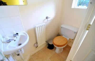 Common Area?w=400&h=260&fit=crop&q=40&auto=format&trim=auto