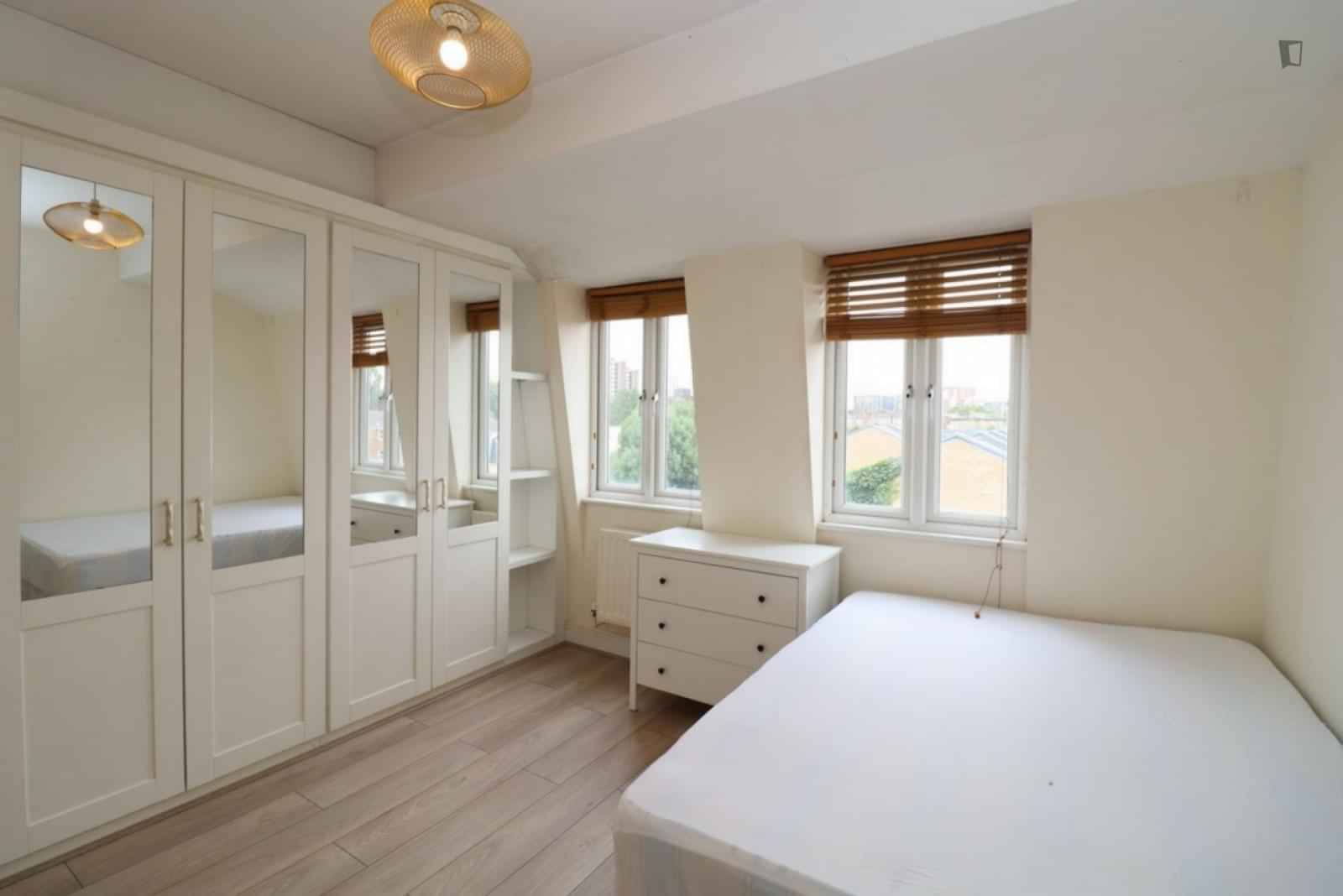 5 Bed - 1 Bath - Bathroom?w=400&h=260&fit=crop&q=40&auto=format&trim=auto