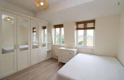 5 Bed - 1 Bath - Bathroom?w=400&h=260&fit=crop&q=40&auto=format&trim=auto