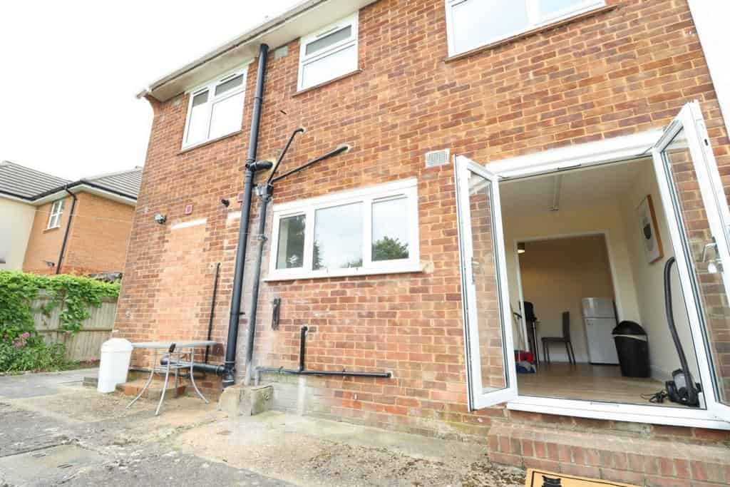 Room in a 6 Bedroom Apartment, Camrose Ave, Edgware HA8 6AG - London, England, United Kingdom - Exterior