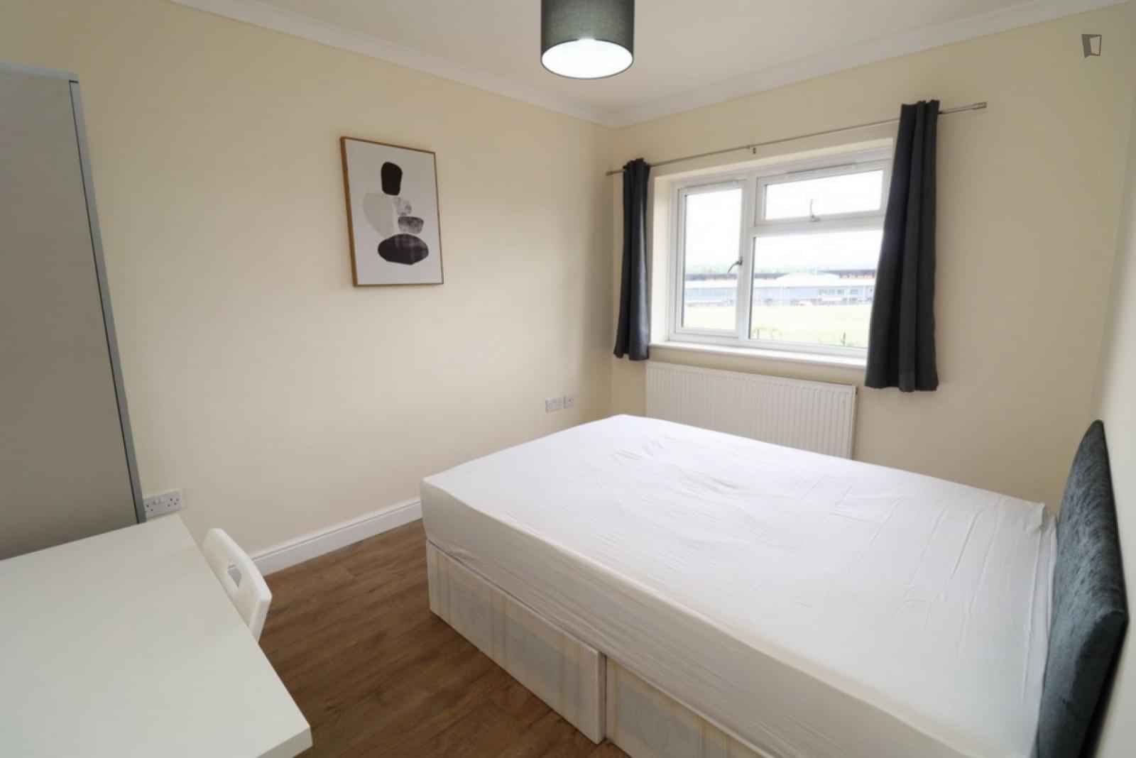 Exterior?w=400&h=260&fit=crop&q=40&auto=format&trim=auto