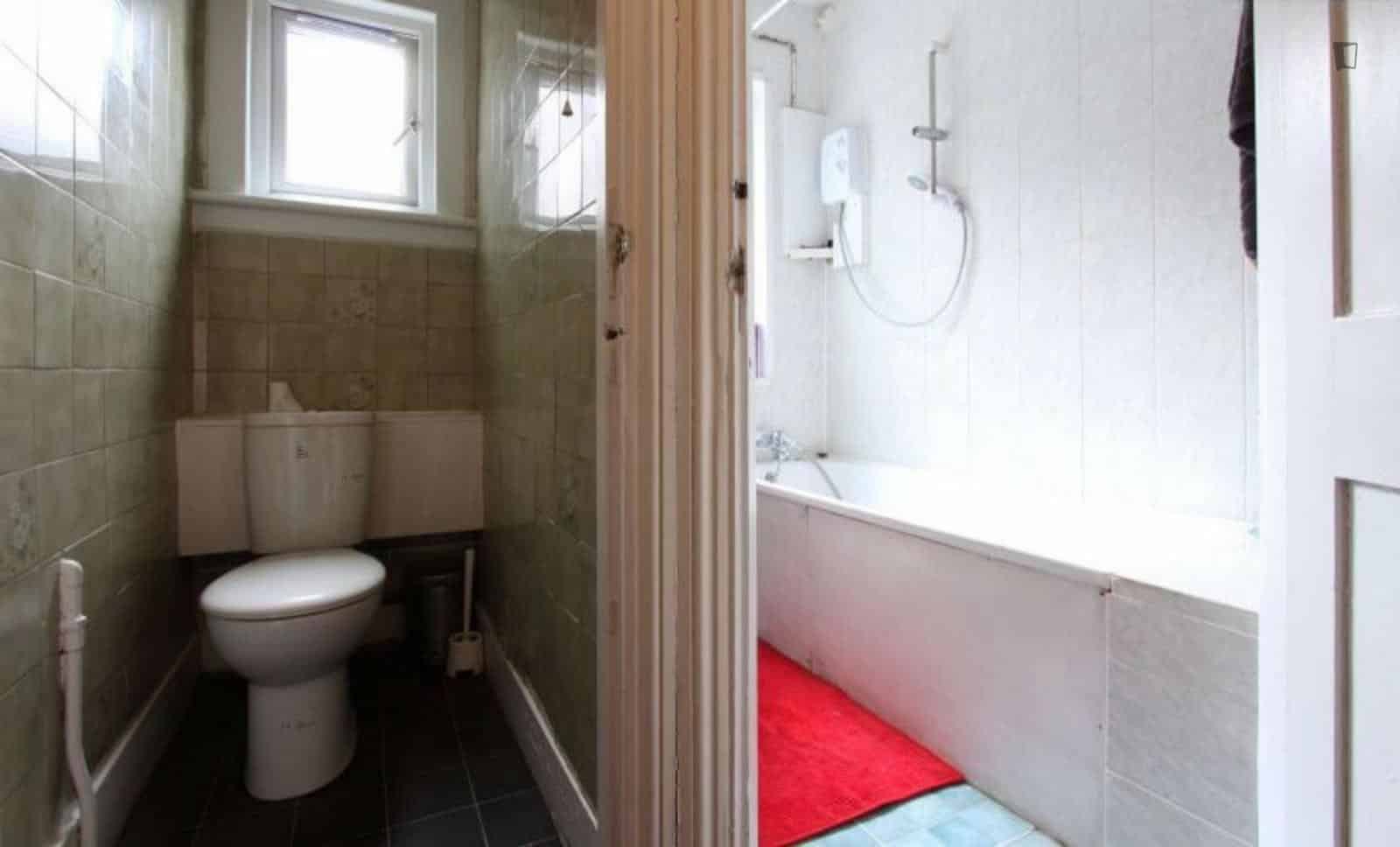 Room in a 6 Bedroom Apartment, W Green Rd, London N15 3PA - London, England, United Kingdom - 6 Bed - 1 Bath - Bathroom