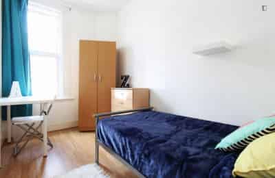 6 Bed - 1 Bath - Bathroom?w=400&h=260&fit=crop&q=40&auto=format&trim=auto