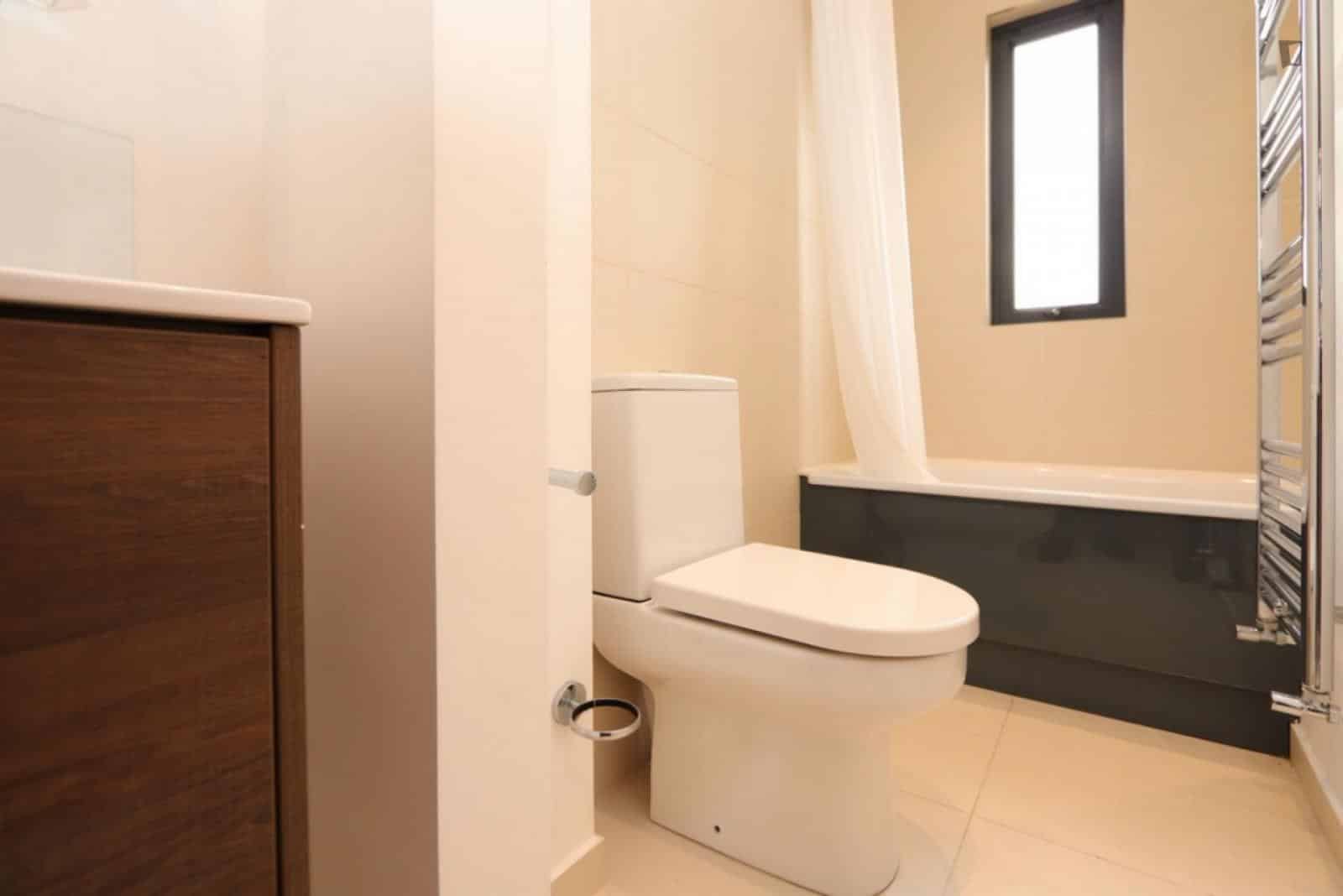 Room in a 3 Bedroom Apartment, Bounds Green Rd, London N11 2EU (Flat 1) - London, England, United Kingdom - 3 Bed - 1 Bath - Bathroom