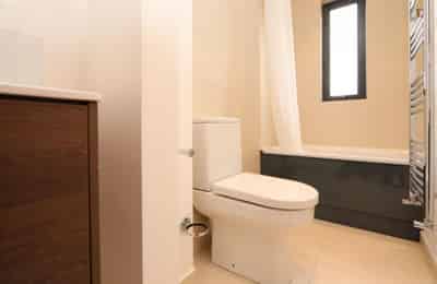 Room in a 3 Bedroom Apartment, Bounds Green Rd, London N11 2EU (Flat 1) - London, England, United Kingdom - 3 Bed - 1 Bath - Bathroom