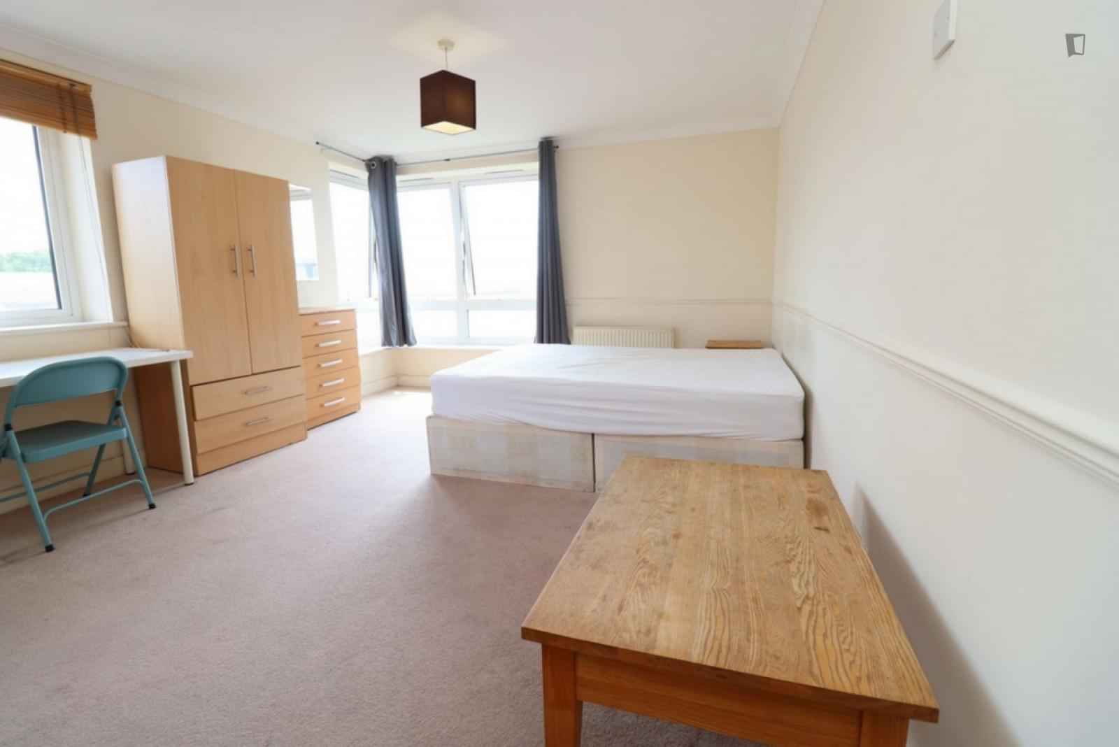 3 Bed - 1 Bath - Bathroom?w=400&h=260&fit=crop&q=40&auto=format&trim=auto