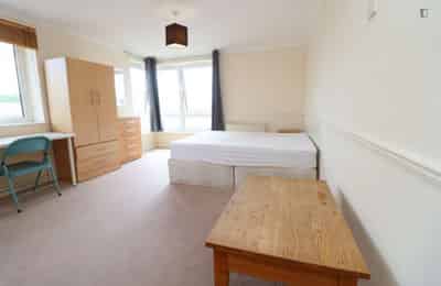 3 Bed - 1 Bath - Bathroom?w=400&h=260&fit=crop&q=40&auto=format&trim=auto