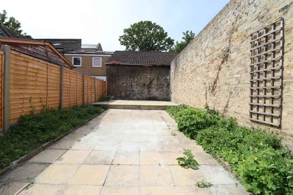 Room in a 7 Bedroom Apartment, Walpole Rd, London SW19 2BZ - London, England, United Kingdom - Exterior