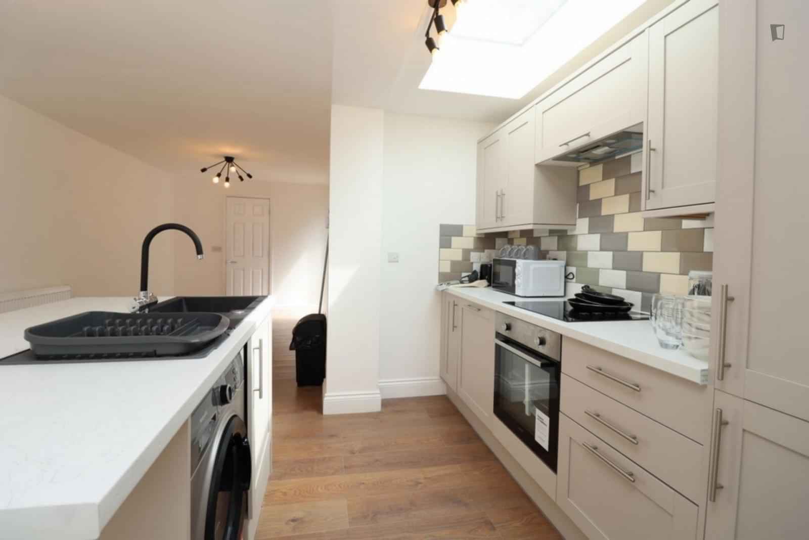 Exterior?w=400&h=260&fit=crop&q=40&auto=format&trim=auto