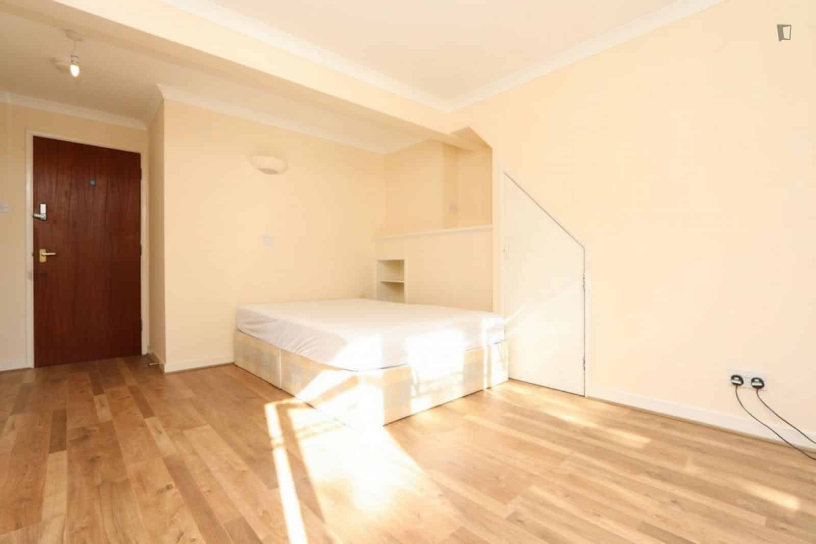 Exterior?w=400&h=260&fit=crop&q=40&auto=format&trim=auto