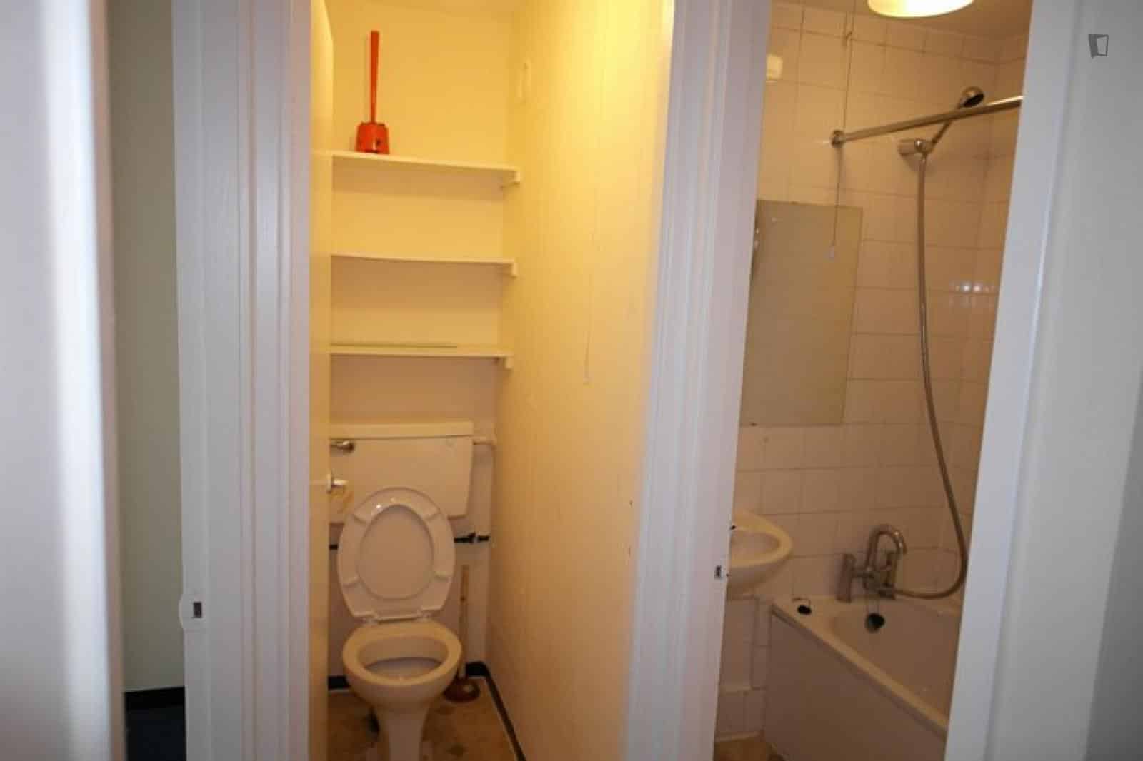 Room in a 4 Bedroom Apartment, Mallory St, London NW8 8TA - London, England, United Kingdom - 4 Bed - 1 Bath (2) - Bathroom