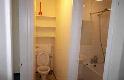 Room in a 4 Bedroom Apartment, Mallory St, London NW8 8TA - London, England, United Kingdom - 4 Bed - 1 Bath (2) - Bathroom
