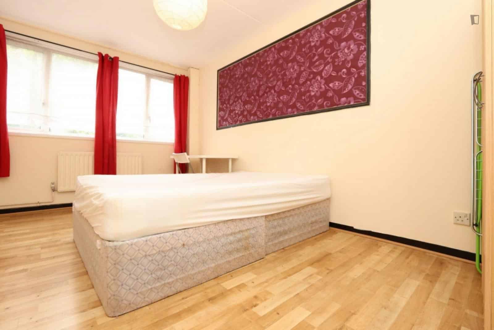 4 Bed - 1 Bath (2) - Bathroom?w=400&h=260&fit=crop&q=40&auto=format&trim=auto