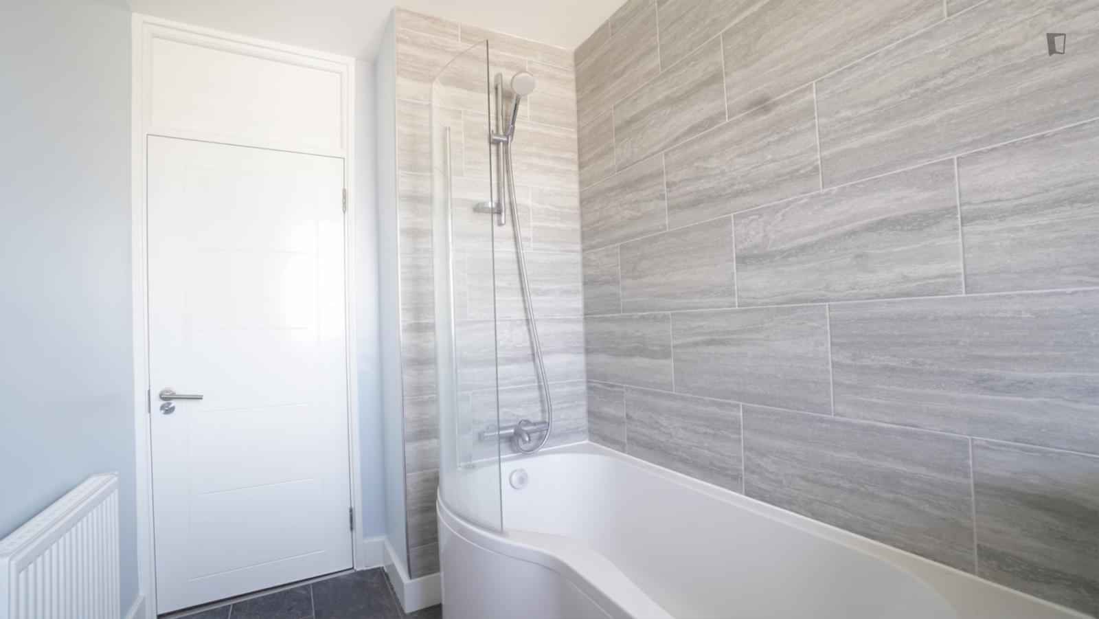 Appealing Single Bedroom Close To Columbia Road Flower Market, London - London, England, United Kingdom - 5 Bed - 1 Bath - Bathroom