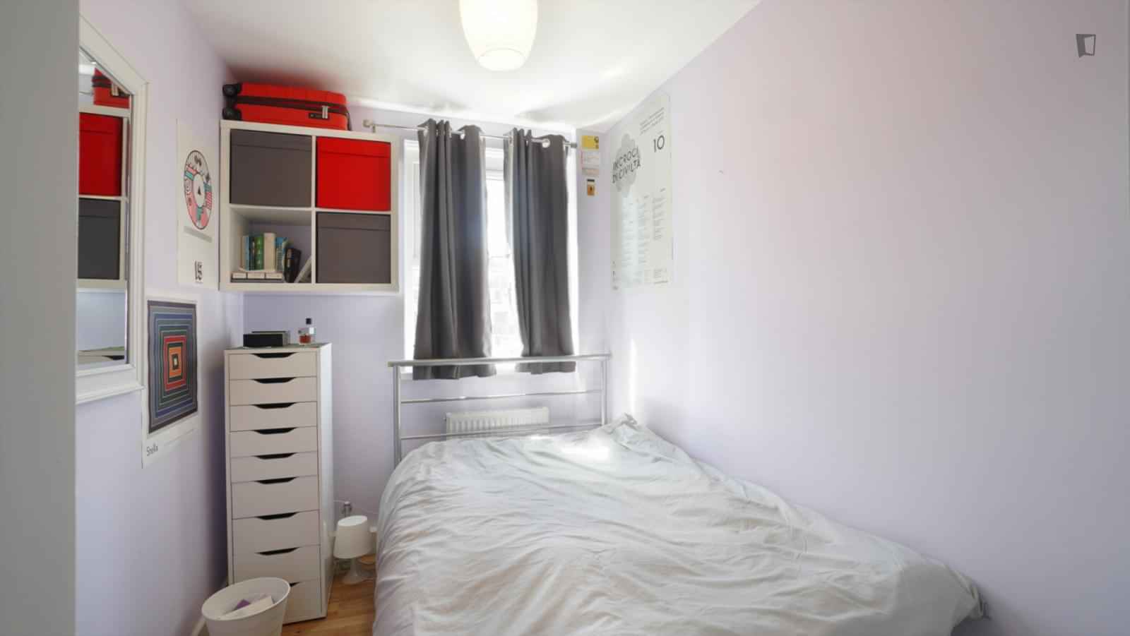 5 Bed - 1 Bath - Bathroom?w=400&h=260&fit=crop&q=40&auto=format&trim=auto