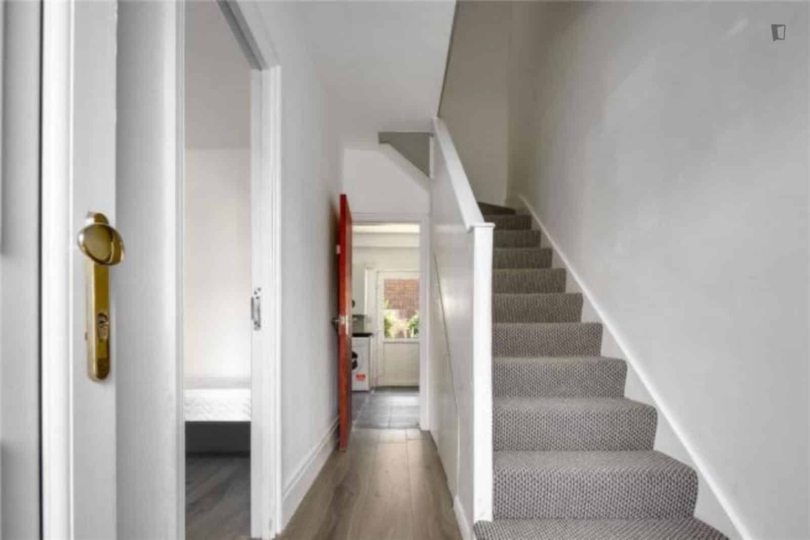Room in a 4 Bedroom Apartment, Maroon St, London, E14 7QW - London, England, United Kingdom - 4 Bed - 1 Bath - Amenities