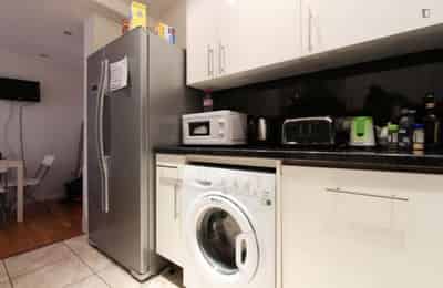 Amenities?w=400&h=260&fit=crop&q=40&auto=format&trim=auto