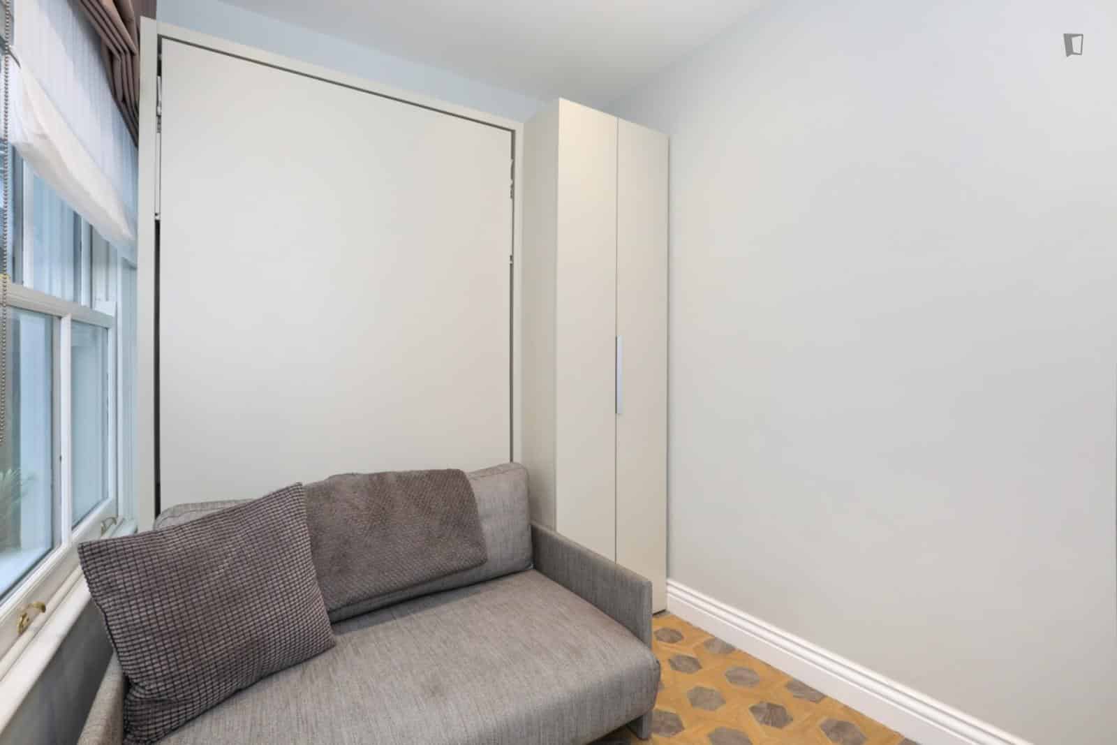 Studio - Bathroom?w=400&h=260&fit=crop&q=40&auto=format&trim=auto