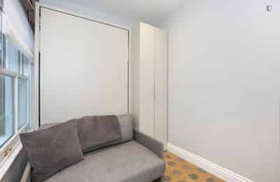 Studio - Bathroom?w=400&h=260&fit=crop&q=40&auto=format&trim=auto