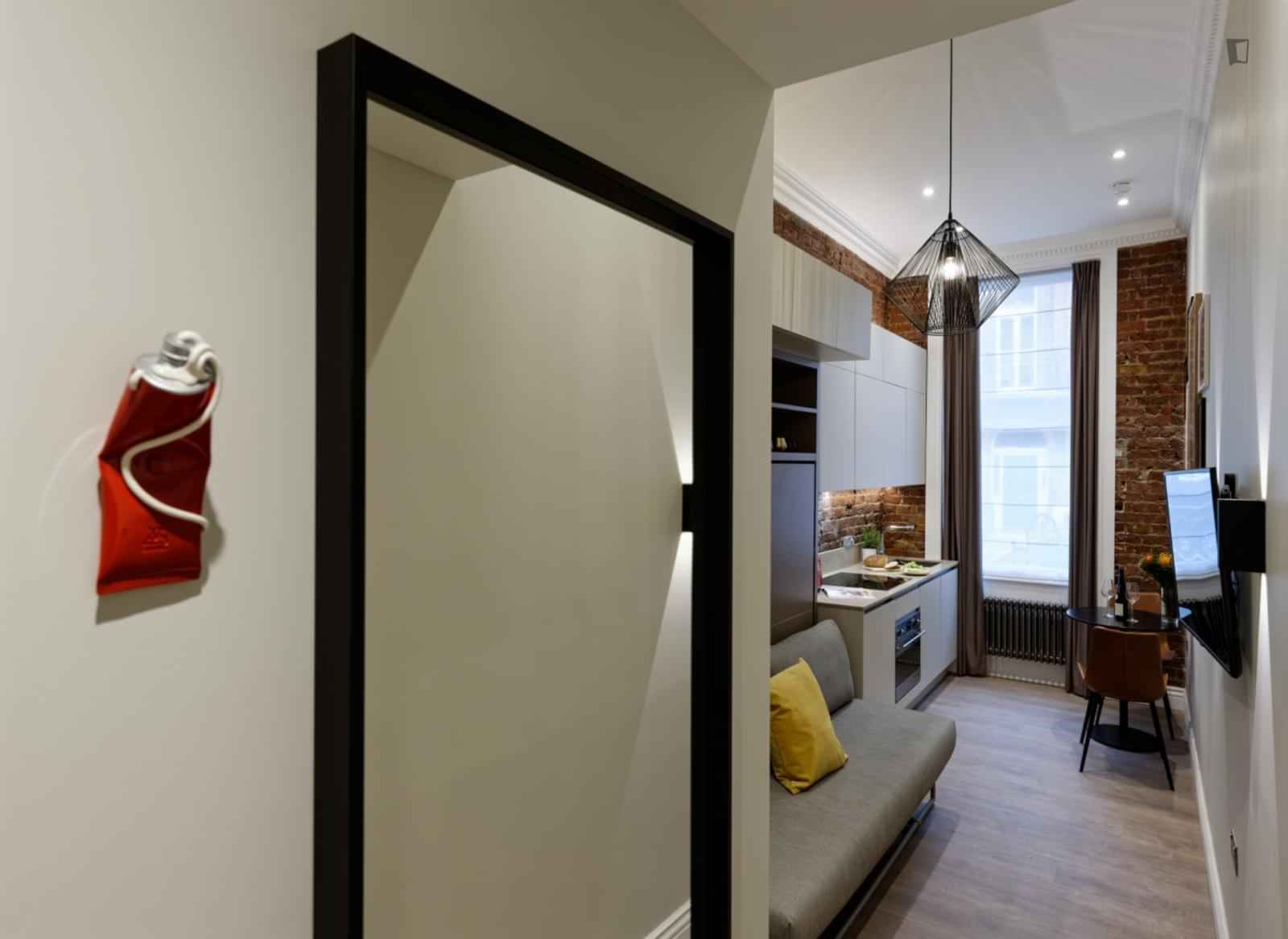 Studio - Bathroom?w=400&h=260&fit=crop&q=40&auto=format&trim=auto