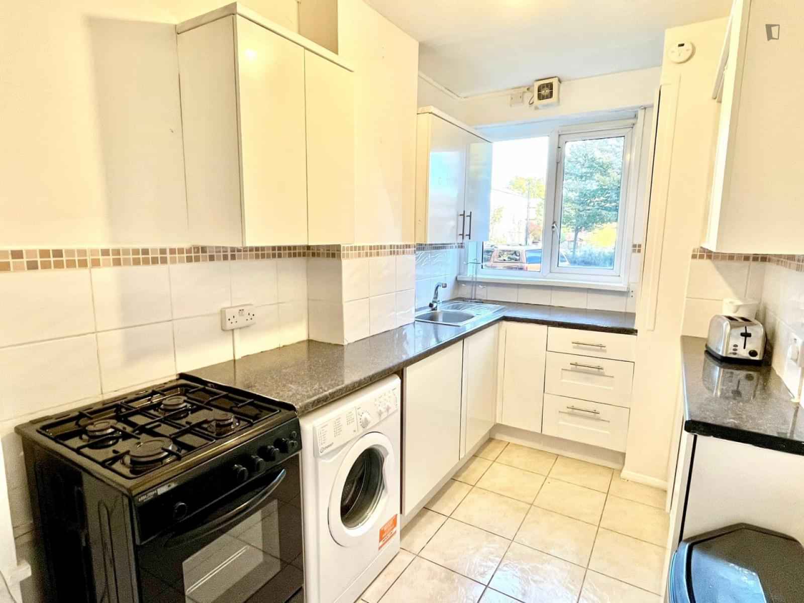 Room in a 3 Bedroom Apartment, Clifton Rd, London, N1 - London, England, United Kingdom -  3 Bed - 1 Bath (2) - Kitchen