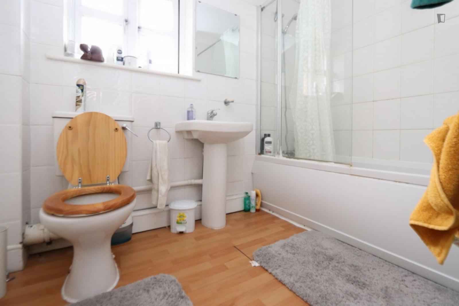 Room in a 3 Bedroom Apartment, Bartlett Cl, London E14 6LH - London, England, United Kingdom - Inviting double bedroom in Barlett Park  - Bathroom