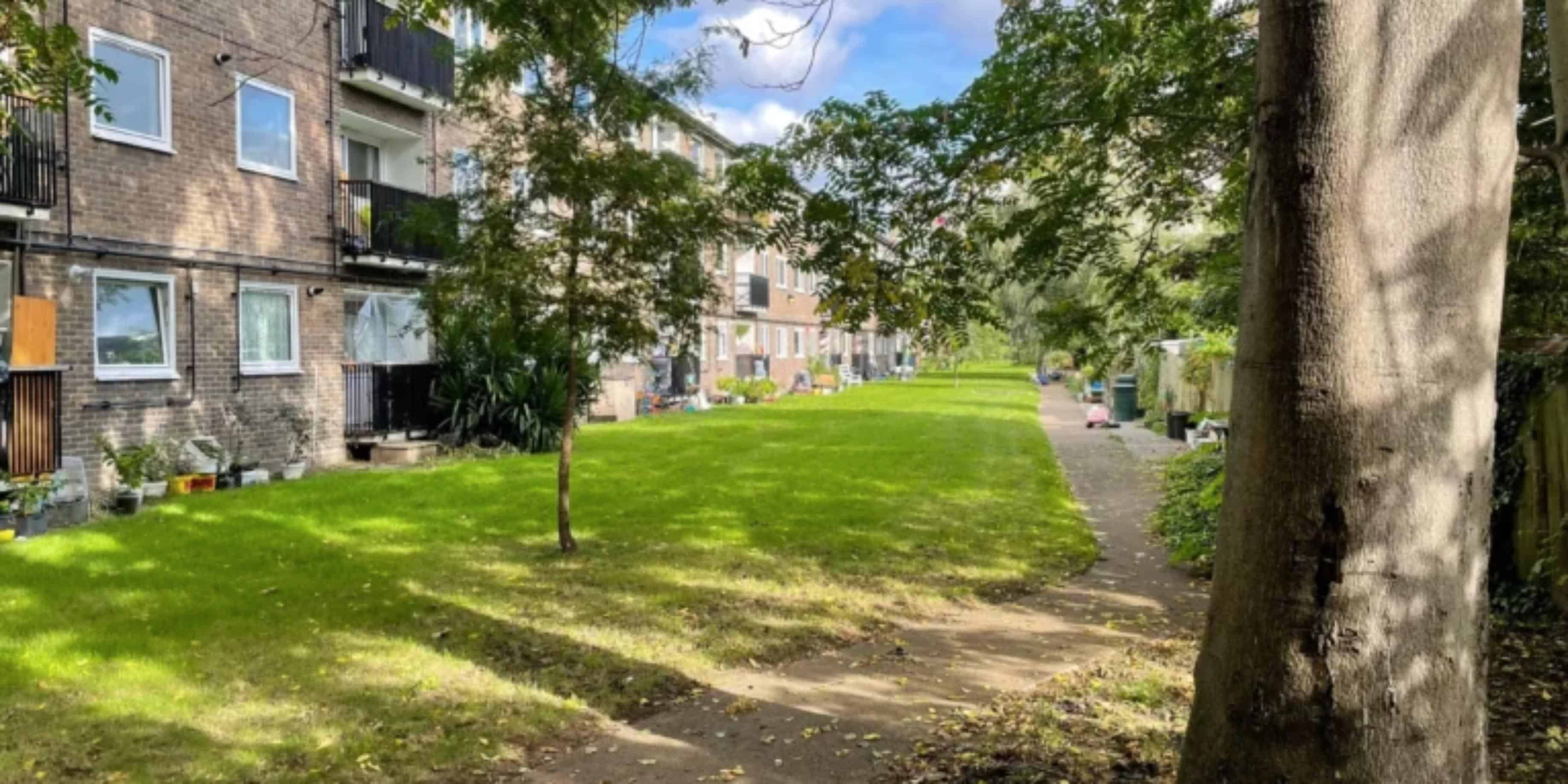 ?w=400&h=260&fit=crop&q=40&auto=format&trim=auto