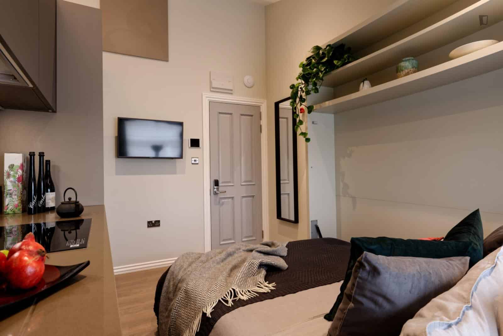 Studio - Bathroom?w=400&h=260&fit=crop&q=40&auto=format&trim=auto