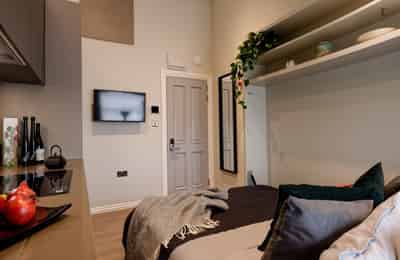 Studio - Bathroom?w=400&h=260&fit=crop&q=40&auto=format&trim=auto