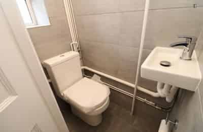 Room in a 4 Bedroom Apartment, Havelock Cl, London, W12 7NQ - London, England, United Kingdom - 4 Bedroom 1 Bathroom Apartment - Bathroom