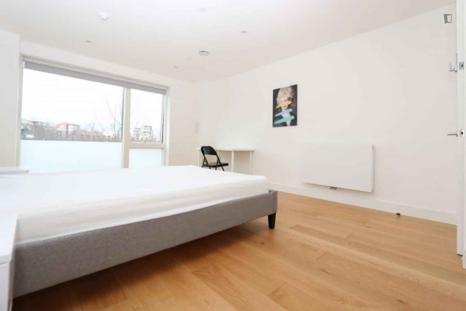 Exterior?w=400&h=260&fit=crop&q=40&auto=format&trim=auto