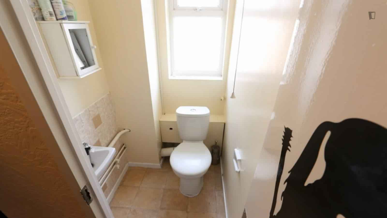 4 Bedroom 1 Bathroom Apartment  - Amenities?w=400&h=260&fit=crop&q=40&auto=format&trim=auto