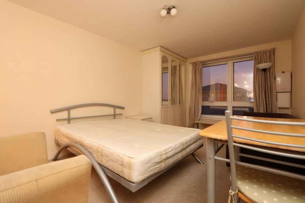 Room in 3 Bedroom Apartment, Newport Ave, London E14 2DL (Flat 1) - London, England, United Kingdom - 3 Bedroom Apartment - 1 - Bedroom