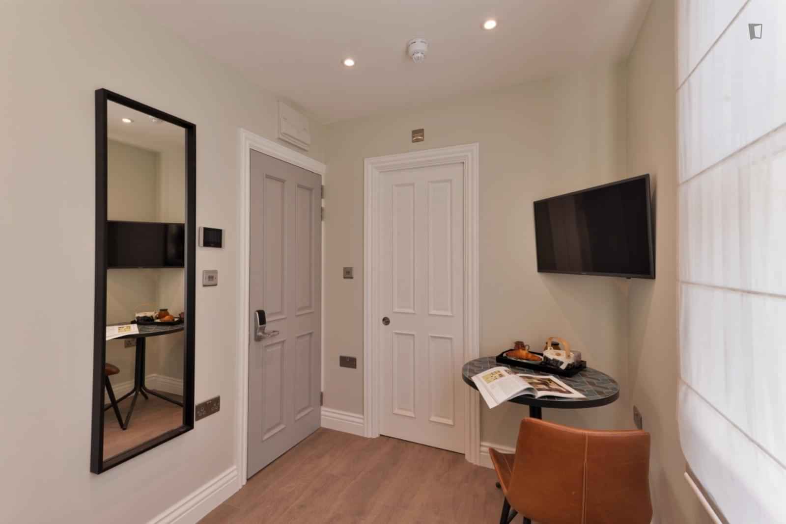 Studio - Bathroom?w=400&h=260&fit=crop&q=40&auto=format&trim=auto