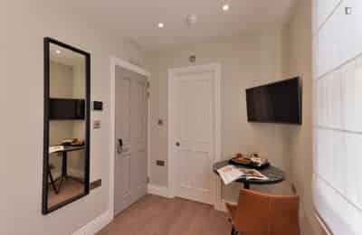 Studio - Bathroom?w=400&h=260&fit=crop&q=40&auto=format&trim=auto