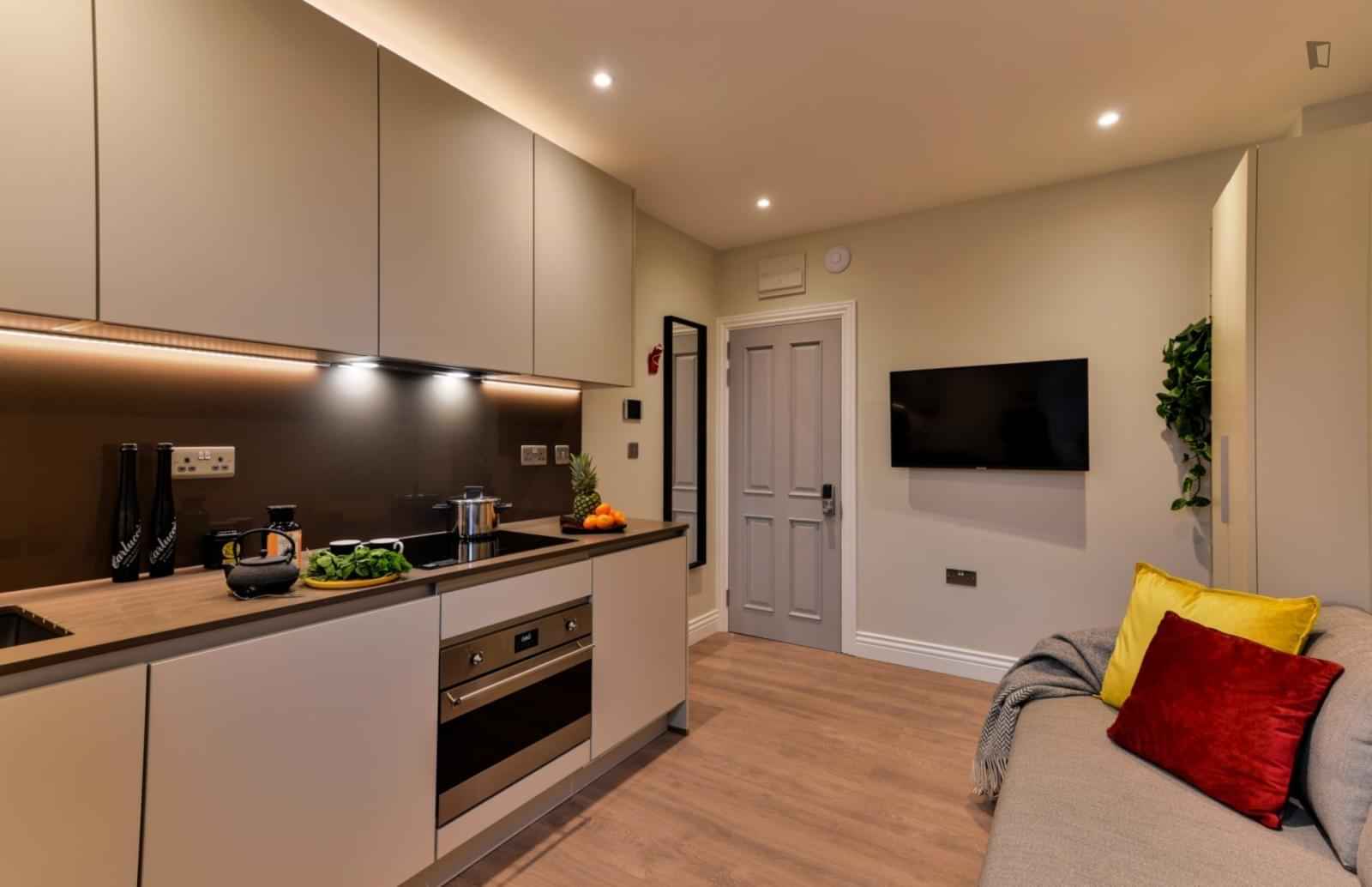 Bedroom 1 - Kitchen?w=400&h=260&fit=crop&q=40&auto=format&trim=auto