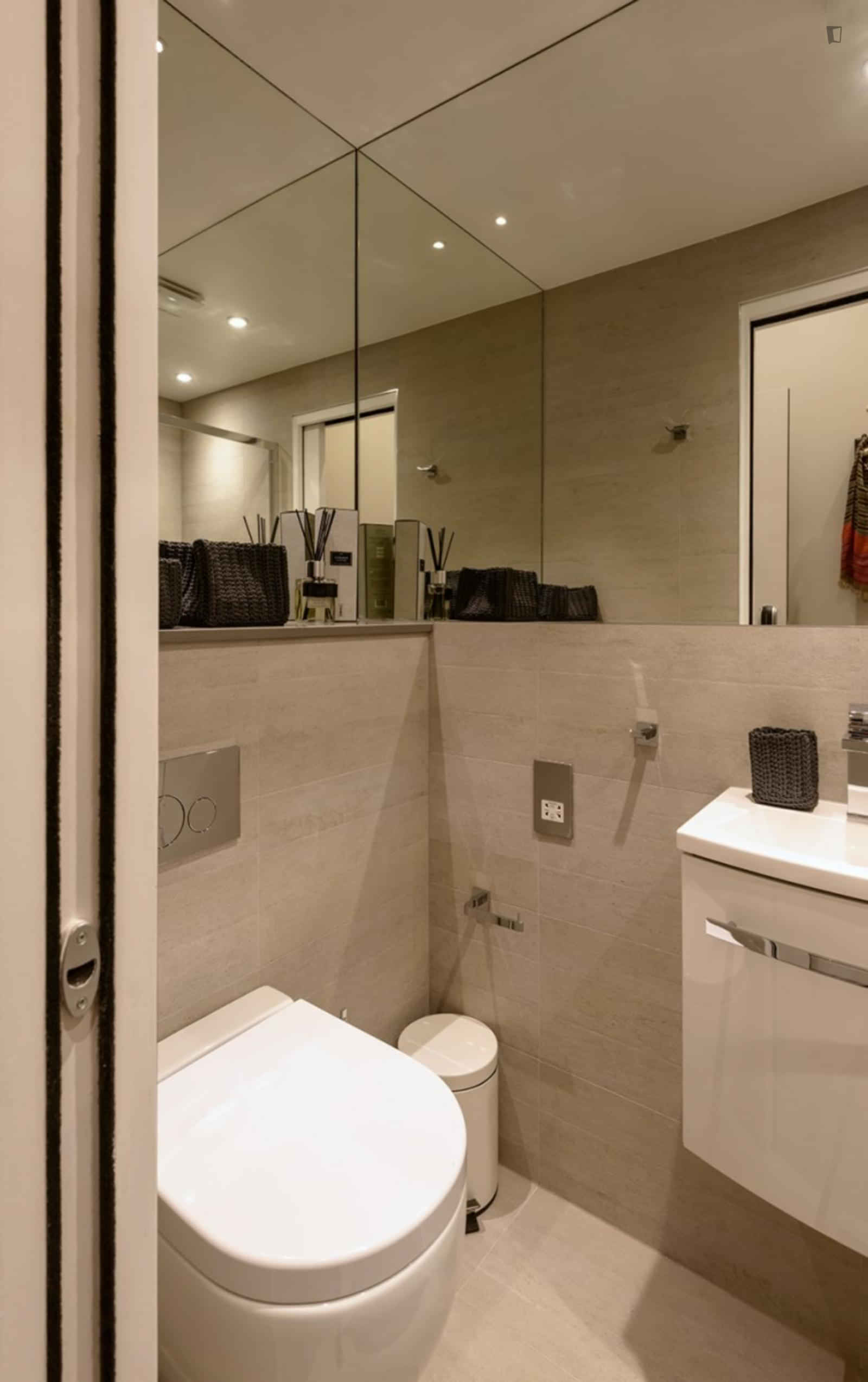 Common Area?w=400&h=260&fit=crop&q=40&auto=format&trim=auto